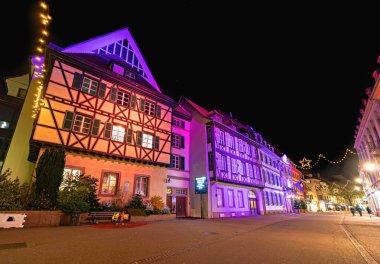 Colmar, Fransa - 1 Aralık 2019: Petite Venise 'de geleneksel Alsas yarı keresteli evler veya küçük Venedik, Colmar, Noel zamanı süslenmiş, Alsace, Fransa