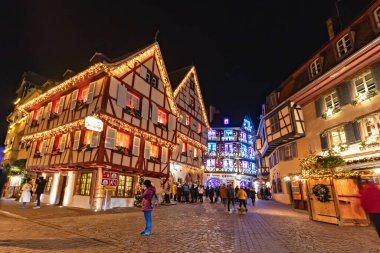 Colmar, Fransa - 1 Aralık 2019: Petite Venise 'de geleneksel Alsas yarı keresteli evler veya küçük Venedik, Colmar, Noel zamanı süslenmiş, Alsace, Fransa