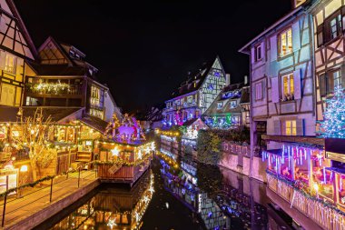 Colmar, Fransa - 1 Aralık 2019: Petite Venise 'de geleneksel Alsas yarı keresteli evler veya küçük Venedik, Colmar, Noel zamanı süslenmiş, Alsace, Fransa