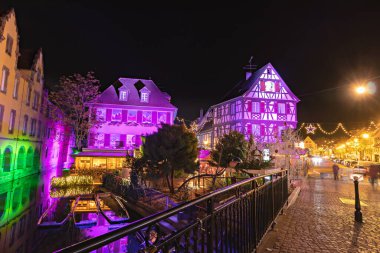 Colmar, Fransa - 1 Aralık 2019: Petite Venise 'de geleneksel Alsas yarı keresteli evler veya küçük Venedik, Colmar, Noel zamanı süslenmiş, Alsace, Fransa