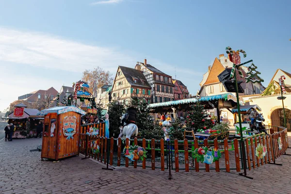 Colmar Francia Dicembre 2019 Mercatino Natale Tra Tradizionali Case Graticcio — Foto Stock