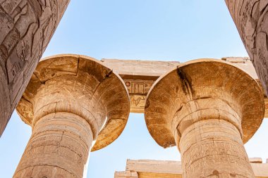 Luxor Tapınağı 'nda hiyerogliflere sahip sütun başkenti, bugün Luxor olarak bilinen Nil Nehri' nin doğu kıyısında yer alan büyük bir Antik Mısır tapınak kompleksi (antik Teb.)