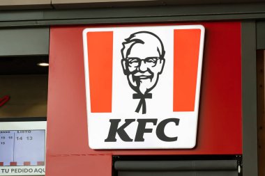 Seville, İspanya - 18 Eylül 2020: Lagoh Sevilla alışveriş merkezindeki KFC fast food restoranı. Kentucky Fried Chicken dünya çapında yaklaşık 20.000 şubesi bulunan dünyanın ikinci büyük restoran zinciri.