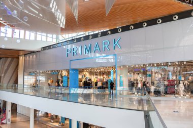 Seville, İspanya - 18 Eylül 2020: Lagoh alışveriş merkezinde Primark Store. Çeşitli ürünler sunuyor, bebek ve çocuk kıyafetleri, kadın giyim, erkek giyim, aksesuarlar, ayakkabılar, güzellik ürünleri