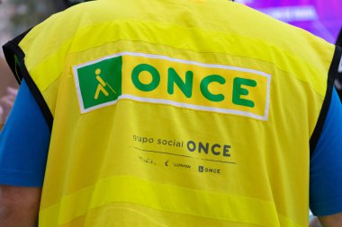 Seville, İspanya - 18 Eylül 2020: 'Once' organizasyonunun logosuna sahip körlere yardım ettiği için piyango bileti satan bir adamın giyiminin görüntüsü