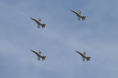 İspanyol hava kuvvetleri savaş uçakları sergileniyor. 