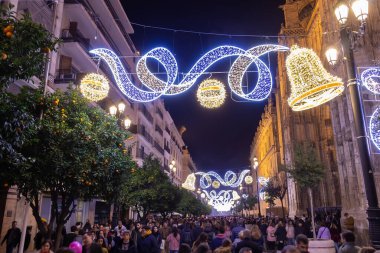 Seville, İspanya - 22 Aralık 2019: Kimliği belirsiz kişiler Noel zamanı Saint Mary Katedrali 'nde (Seville Katedrali) yürüyorlar