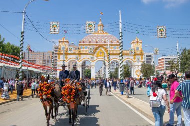 Seville, İspanya - 5 Mayıs 2019 Seville, İspanya 'da 5 Mayıs 2019 tarihinde Sevilla Fuarı sırasında at arabası çekildi.