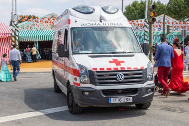 Seville, İspanya - 5 Mayıs 2019 Sevilla, İspanya 'da 5 Mayıs 2019 tarihli Sevilla Fuarı sırasında Kızıl Haç tıbbi ambulansı