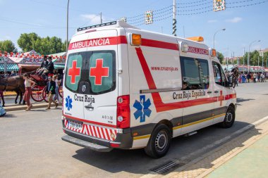 Seville, İspanya - 5 Mayıs 2019 Sevilla, İspanya 'da 5 Mayıs 2019 tarihli Sevilla Fuarı sırasında Kızıl Haç tıbbi ambulansı