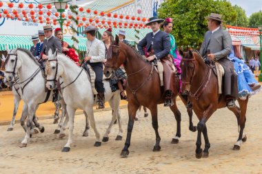 Seville, İspanya - 5 Mayıs 2019: İnsanlar at biniyor ve Seville 'deki Nisan Fuarı' nı (Feria de Sevilla) kutluyorlar. Seville Nisan Fuarı 5 Mayıs 2019, Sevilla, İspanya