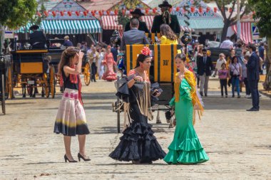 Seville, İspanya - 5 Mayıs 2019 Seville, İspanya 'daki Nisan Fuarı sırasında genç ve güzel kadınlar