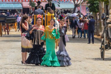 Seville, İspanya - 5 Mayıs 2019 Seville, İspanya 'daki Nisan Fuarı sırasında genç ve güzel kadınlar