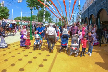 Seville, İspanya - 5 Mayıs 2019 Sevilla, İspanya 'da 5 Mayıs 2019' da Sevilla Fuarı 'nın önünden geçenler