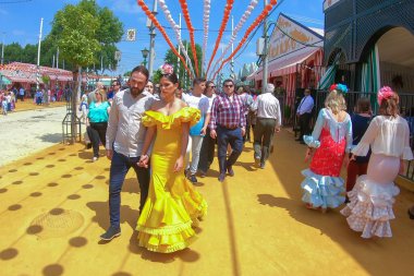 Seville, İspanya - 5 Mayıs 2019 Sevilla, İspanya 'da 5 Mayıs 2019' da Sevilla Fuarı 'nın önünden geçenler