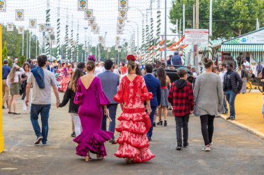 Seville, İspanya - 5 Mayıs 2019 Seville, İspanya 'daki Nisan Fuarı sırasında genç ve güzel kadınlar