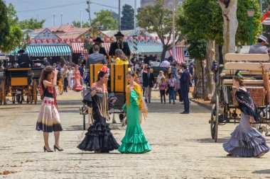 Seville, İspanya - 5 Mayıs 2019 Seville, İspanya 'daki Nisan Fuarı sırasında genç ve güzel kadınlar