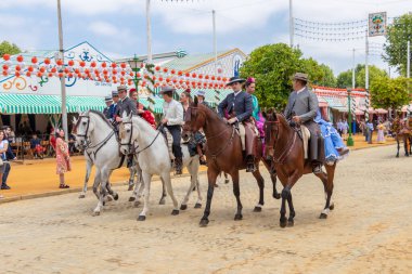 Seville, İspanya - 5 Mayıs 2019: İnsanlar at biniyor ve Seville 'deki Nisan Fuarı' nı (Feria de Sevilla) kutluyorlar. Seville Nisan Fuarı 5 Mayıs 2019, Sevilla, İspanya