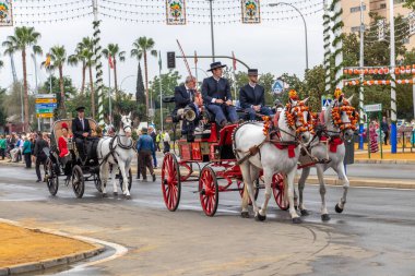 Seville, İspanya - 5 Mayıs 2019 Seville, İspanya 'da 5 Mayıs 2019 tarihli Sevilla Nisan Fuarı sırasında at arabası çekildi.