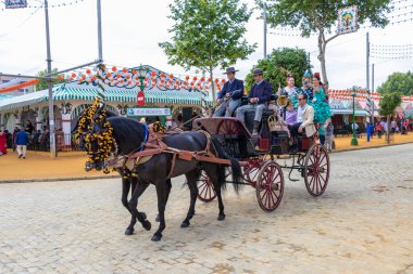 Seville, İspanya - 5 Mayıs 2019 Seville, İspanya 'da 5 Mayıs 2019 tarihli Sevilla Nisan Fuarı sırasında at arabası çekildi.