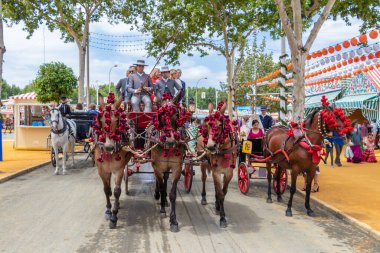 Seville, İspanya - 5 Mayıs 2019 Seville, İspanya 'da 5 Mayıs 2019 tarihli Sevilla Nisan Fuarı sırasında at arabası çekildi.