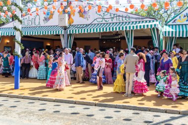 Seville, İspanya - 5 Mayıs 2019 Seville, İspanya 'daki Nisan Fuarı sırasında genç ve güzel kadınlar