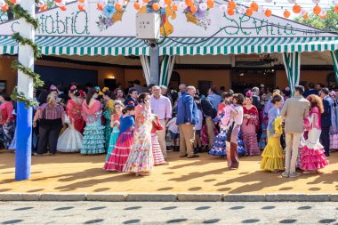 Seville, İspanya - 5 Mayıs 2019 Seville, İspanya 'daki Nisan Fuarı sırasında genç ve güzel kadınlar