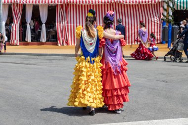 Seville, İspanya - 5 Mayıs 2019 Seville, İspanya 'daki Nisan Fuarı sırasında genç ve güzel kadınlar