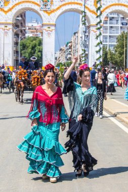 Seville, İspanya - 5 Mayıs 2019 Seville, İspanya 'daki Nisan Fuarı sırasında genç ve güzel kadınlar