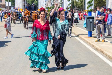 Seville, İspanya - 5 Mayıs 2019 Seville, İspanya 'daki Nisan Fuarı sırasında genç ve güzel kadınlar