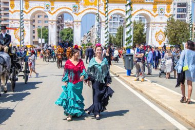 Seville, İspanya - 5 Mayıs 2019 Seville, İspanya 'daki Nisan Fuarı sırasında genç ve güzel kadınlar