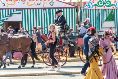 Seville, İspanya - 5 Mayıs 2019 Seville, İspanya 'daki Nisan Fuarı sırasında genç ve güzel kadınlar