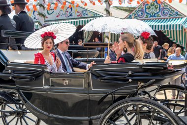 Seville, İspanya - 5 Mayıs 2019 Sevilla, İspanya 'da 5 Mayıs 2019 tarihli Nisan Fuarı sırasında at arabasında genç ve güzel kadınlar