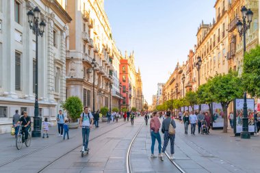 Seville, İspanya - 9 Mart 2019 Sevilla Anayasa Bulvarı, gün batımında