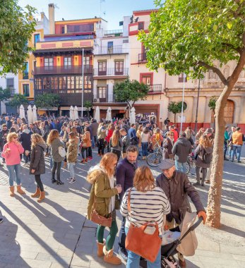 Tanımlanamayan insanlar, güneşli bir kış günü öğle yemeği saatinde restoranların teraslarında El Salvador Meydanı 'nda soğuk bir içkinin keyfini çıkarıyorlar.