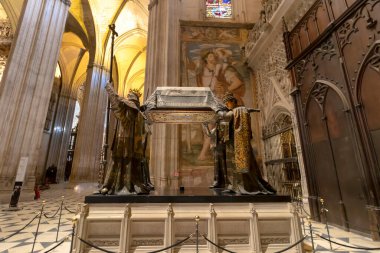 Seville, İspanya - 13 Ocak 2019: Seville, Endülüs, İspanya 'daki Katedral' de Cristobal Colon 'un Mezarı