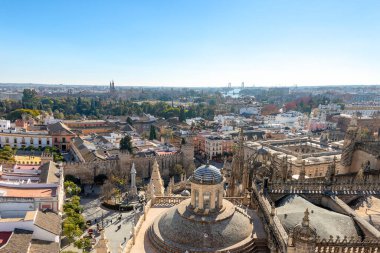 Sevilla şehrinin havadan görünüşü ve Sevilla 'daki Saint Mary Katedrali Giralda Kulesi' nden görüldüğü gibi. Sevilla 'lı Royal Alczar ve İspanya Meydanı' ndaki The Plaza de Espana ile.