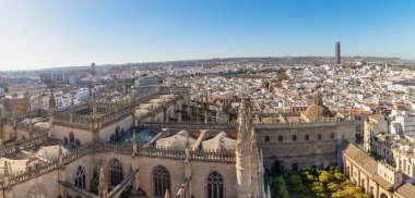 Sevilla şehrinin havadan görünüşü ve Sevilla 'daki Saint Mary Katedrali Giralda kulesinden görüldüğü gibi. Seville, Endülüs, İspanya, Avrupa