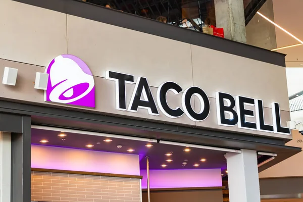 Seville, İspanya - 18 Eylül 2020: Meksika esinlenilmiş bir fast food restoranı olan Taco Bell, Taco, burritos, quesadillas, nachos, her yıl 7.072 restoranda 2 milyardan fazla müşteriye hizmet vermektedir.