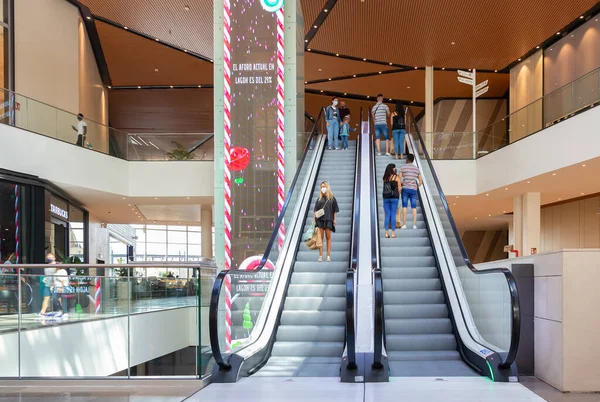 Sevilha Espanha Setembro 2020 Pessoas Escadas Automáticas Centro Comercial Lagoh — Fotografia de Stock