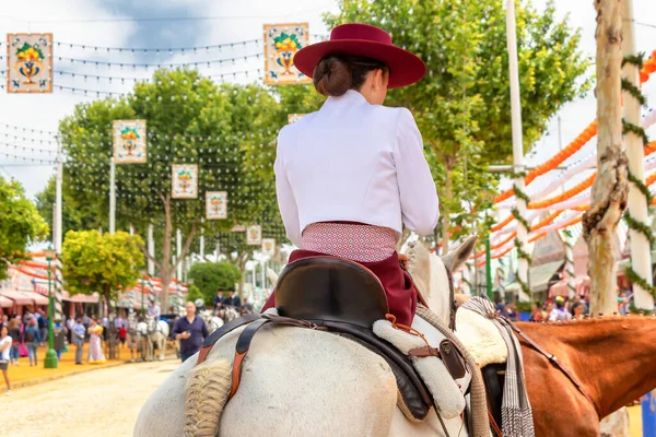 美しい女性は馬に乗って セビリアの4月フェアを祝います セビリアフェア フェリア セビリア 2019年5月5日のセビリアの4月祭 スペイン — ストック写真