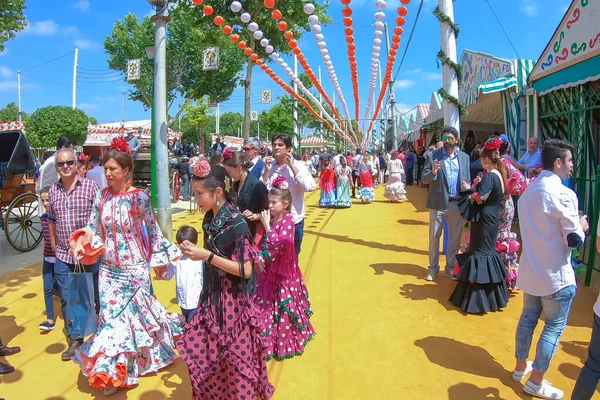 Севилья Испания Мая 2019 Года Люди Идущие Апрельской Ярмарке Севильи — стоковое фото