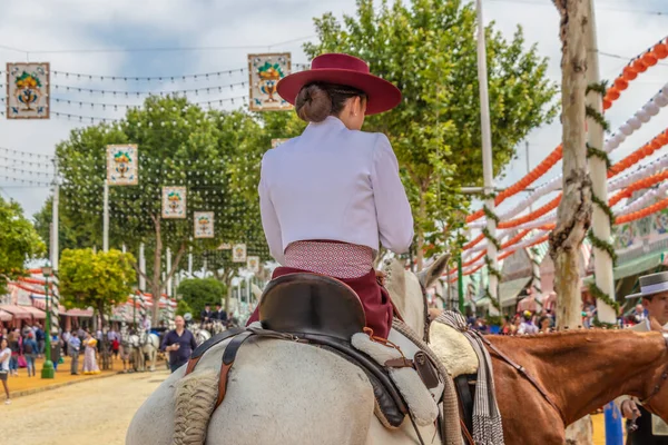 Sevilha Espanha Maio 2019 Pessoas Montando Cavalos Celebrando Feira Abril — Fotografia de Stock