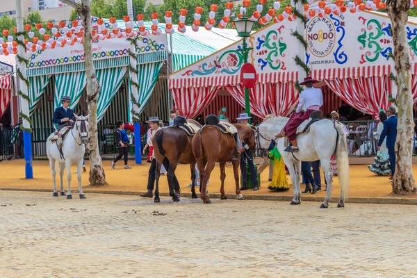 西班牙塞维利亚 2019年5月5日 人们骑马庆祝塞维利亚四月博览会 Seville April Fair Seville Fair 2019年5月5日在西班牙塞维利亚举行的塞维利亚四月博览会 — 图库照片