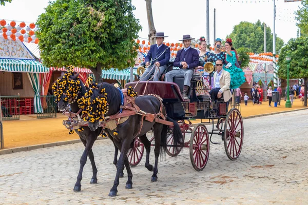 2019年5月5日スペイン セビリア 2019年5月5日スペイン セビリアで開催されたセビリアの4月祭で馬車を引く — ストック写真