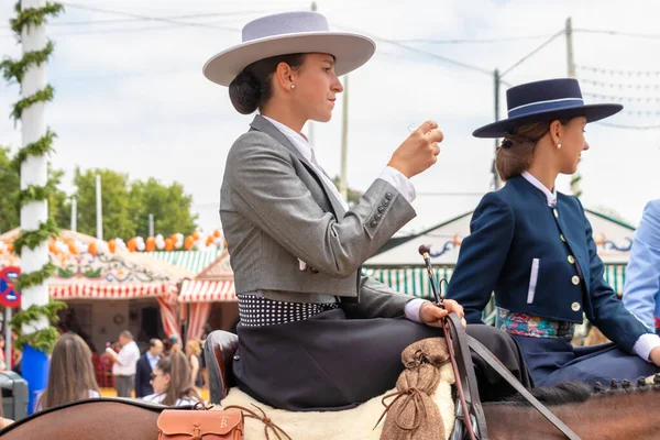 Sevilha Espanha Maio 2019 Mulheres Bonitas Montando Cavalos Celebrando Feira — Fotografia de Stock