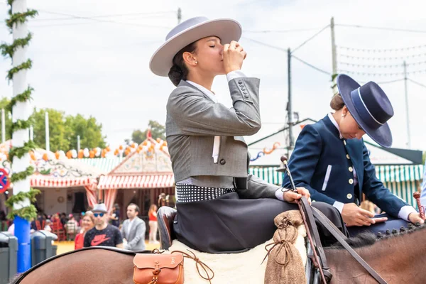 セビリア スペイン 2019年5月5日 美しい女性が馬に乗ってセビリアの4月フェア セビリアフェア フェリア セビリア を祝います 2019年5月5日のセビリアの4月祭 スペイン — ストック写真