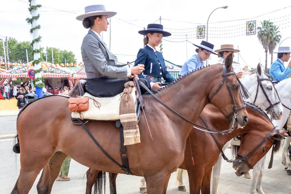 Siviglia Spagna Maggio 2019 Belle Donne Cavallo Che Celebrano Fiera — Foto Stock