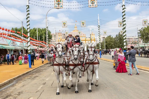 Севилья Испания Мая 2019 Года Люди Въезжающие Конном Экипаже Апрельскую — стоковое фото