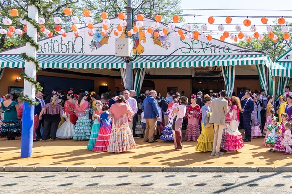 Seville, İspanya - 5 Mayıs 2019 Seville, İspanya 'daki Nisan Fuarı sırasında genç ve güzel kadınlar